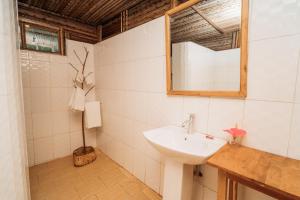 基林多尼Maisara Mafia Beach Lodge的一间带水槽和镜子的浴室
