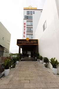 波来古市LuckyStar Hotel的一家标有读取幸运星酒店的酒店