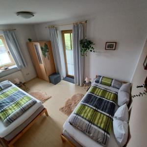 RiedlhütteFerienwohnung “Haus Rita”的一间卧室配有两张床和一张沙发。