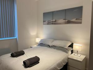 红山Luxury 1 Bed Apartment, Redhill (London & Gatwick)的一间卧室,配有一张带袋子的床