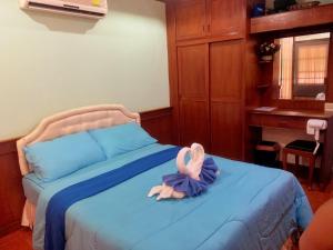 哈林海滩坦雅伯尔恩旅馆的一种被填充的动物躺在床上