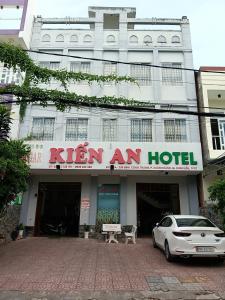 芹苴Kiến An Hotel Cần Thơ的前面有停车场的酒店