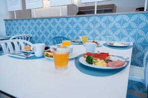 滨海托萨唐璜托萨酒店的一张桌子,上面放着食物和饮料
