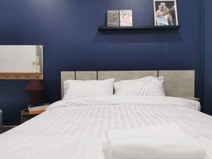 曼谷RB01 Chatuchak, Netflix, SpeedNet, Bts,mrt, 10Pax的一间卧室配有一张白色大床和蓝色的墙壁