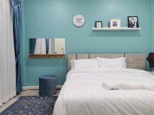 曼谷RB01 Chatuchak, Netflix, SpeedNet, Bts,mrt, 10Pax的一间卧室设有一张蓝色墙壁的大床
