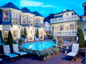 普罗温斯敦黄铜钥匙宾馆 - 仅限成年人的一座房子前面设有游泳池