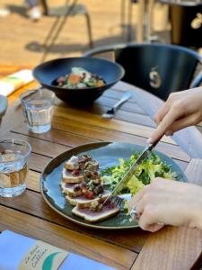 圣西尔·奥芒特Domaine Les Lanternes的桌上一盘食物,上面有一盘食物