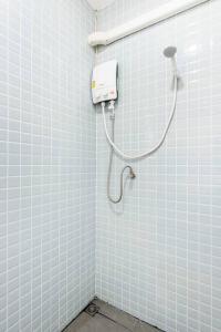 曼谷RB01 Chatuchak, Netflix, SpeedNet, Bts,mrt, 10Pax的浴室设有白色瓷砖墙壁和淋浴。
