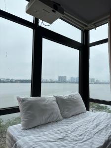 河内Kang's Home Vũ Miên的一间卧室配有一张床,享有水景