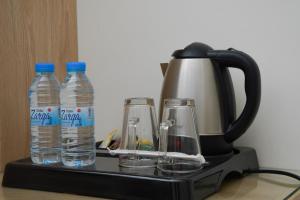 Qabāʼفندق ريست ان的咖啡壶,提供两瓶水和眼镜