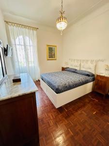 罗马Prati di Borgo的一间卧室配有一张床和一个吊灯