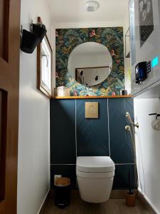 讷伊-普莱桑斯L'1TIMISTE的一间带卫生间和镜子的浴室