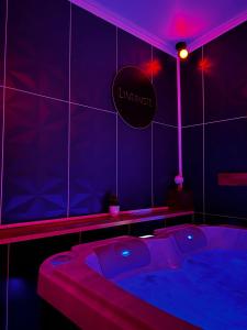 讷伊-普莱桑斯L'1TIMISTE的紫色客房,配有热水浴缸