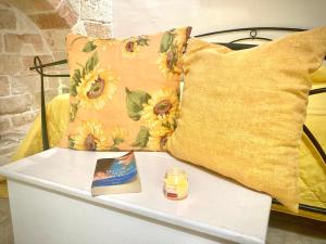 滨海波利尼亚诺Antica Pietra的枕头上摆着向日葵,坐在桌子上