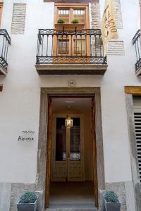 格拉纳达帕拉西奥阿玛格拉公寓的一座带门和阳台的建筑