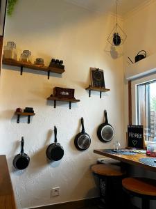讷伊-普莱桑斯L'1TIMISTE的厨房墙上设有锅碗瓢盆
