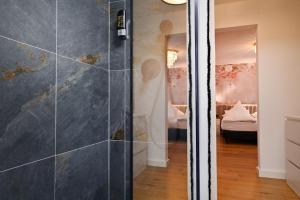 科赫姆泽赫霍夫酒店的带淋浴的浴室和玻璃门