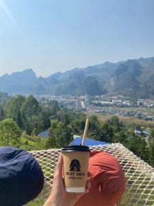 河江Best View Đồng Văn的一边喝咖啡一边欣赏风景的人