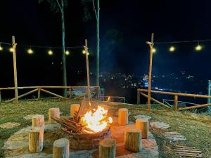 河江Best View Đồng Văn的夜间火坑,火炉上放着木柴和灯