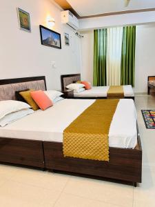 瑞诗凯诗Anandmay Homestay, ISBT Rishikesh的配有两张床的酒店客房