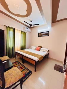 瑞诗凯诗Anandmay Homestay, ISBT Rishikesh的一间卧室配有一张床和一把椅子
