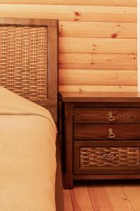 博罗沃耶BOROVOE Country Club的一间卧室设有一张床和木墙