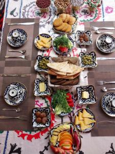 希瓦Khiva Amir Tora B&B的餐桌上放着许多盘子的食物