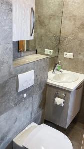 埃基斯蒂尔Skipalaekur Farm Apartments的浴室配有白色卫生间和盥洗盆。