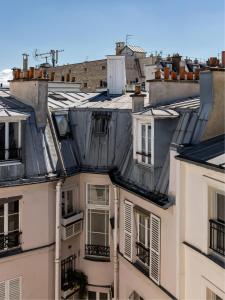 巴黎New Hotel Opéra的一群有窗户和屋顶的建筑