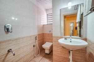 班加罗尔FabHotel BNS Comforts的一间带水槽和卫生间的浴室