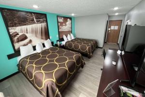 恩波里亚恩波里亚速8酒店的酒店客房设有两张床和一台平面电视。