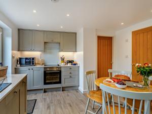 Ainderby Steeple2 Bed in Northallerton 82411的厨房以及带桌椅的用餐室。