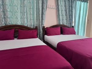 珍南海滩OYO 90981 Chenang Rest House 1的卧室内两张并排的床
