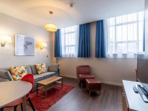 利物浦利物浦市中心阿德吉奥公寓式酒店的客厅配有沙发和桌椅