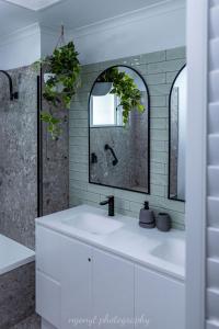 努萨维尔Large Noosaville Gem - Off Gympie Terrace的白色的浴室设有水槽和镜子