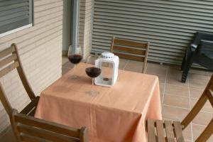 穆尔西亚Apartamento en centro de Archena的一张桌子,上面放着两杯红葡萄酒