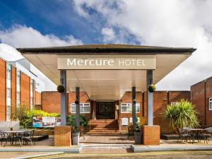 西布罗姆维奇Mercure Birmingham West Hotel的带有读取地铁酒店的标志的酒店