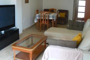 穆尔西亚Apartamento en centro de Archena的客厅配有沙发和桌子