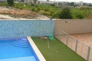 穆尔西亚Apartamento en centro de Archena的游泳池顶部景,带果岭