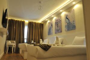 开罗Salma Hotel Cairo的一间卧室设有两张床,墙上挂有绘画作品