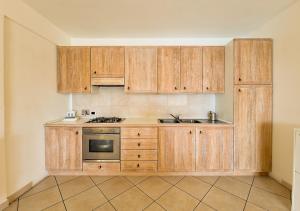 马达莱纳Leberides的空厨房,配有木制橱柜和水槽