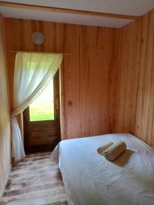 VahtseliinaVastseliina Metskond Camping的卧室配有白色的床和窗户