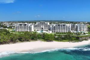 圣菲利普Wyndham Grand Barbados Sam Lords Castle All Inclusive Resort的海滩上的度假村的空中景观