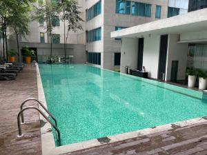 吉隆坡Mercu Summer Suite by Great Service的大楼前的大型游泳池