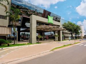 戈亚尼亚ibis Styles Goiânia Shopping Estação的前面有绿色标志的建筑