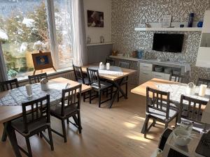 UnterkolbnitzHaus Kolbnitz的用餐室配有木桌和椅子