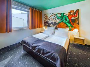 莱比锡莱比锡市住宿加早餐旅馆的一间卧室配有一张壁画床