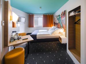 莱比锡莱比锡市住宿加早餐旅馆的小酒店客房配有一张床和一张书桌