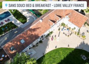 LuzilléSans Souci Bed and Breakfast Luxe Heated Pool and Restaurant的大型砖房的顶部景色