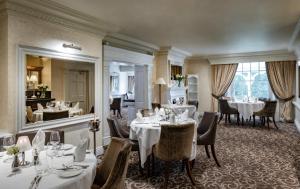 阿施精选布兰德萨奇广场酒店&SPA的餐厅设有桌椅和镜子